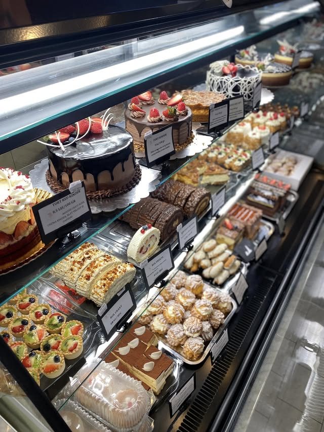 Vitrina cu prăjituri HoHa Delicii