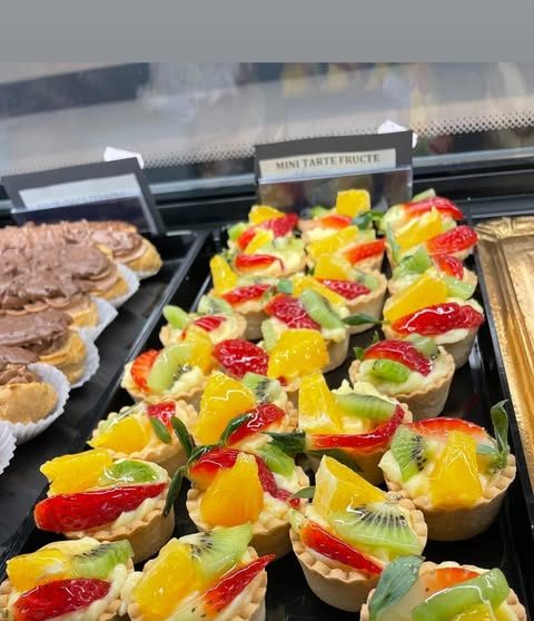 Mini tarte cu budincă și fructe